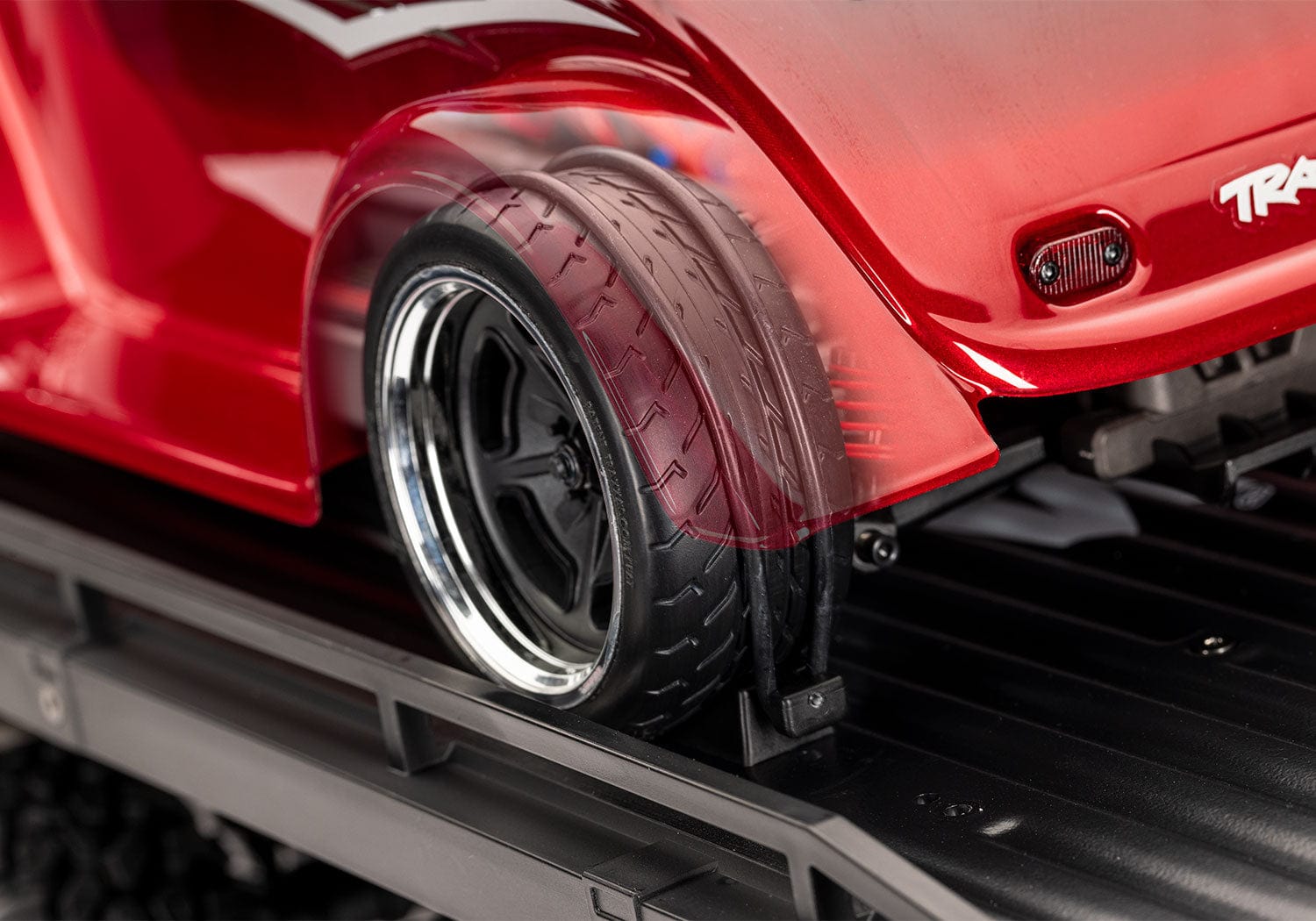[Detay] Traxxas TRX-6 Hauler - tekerlek bağlama bandı yakın detay, flatbed üzerinde