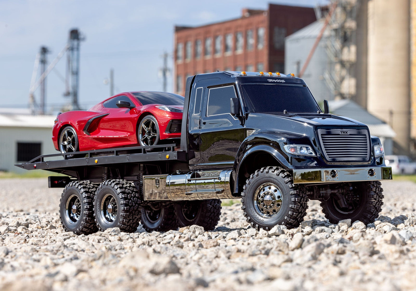 [Action] Traxxas TRX-6 Hauler - arazide kırmızı Corvette taşırken, endüstriyel arka plan