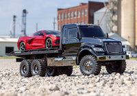 [Action] Traxxas TRX-6 Hauler - arazide kırmızı Corvette taşırken, endüstriyel arka plan