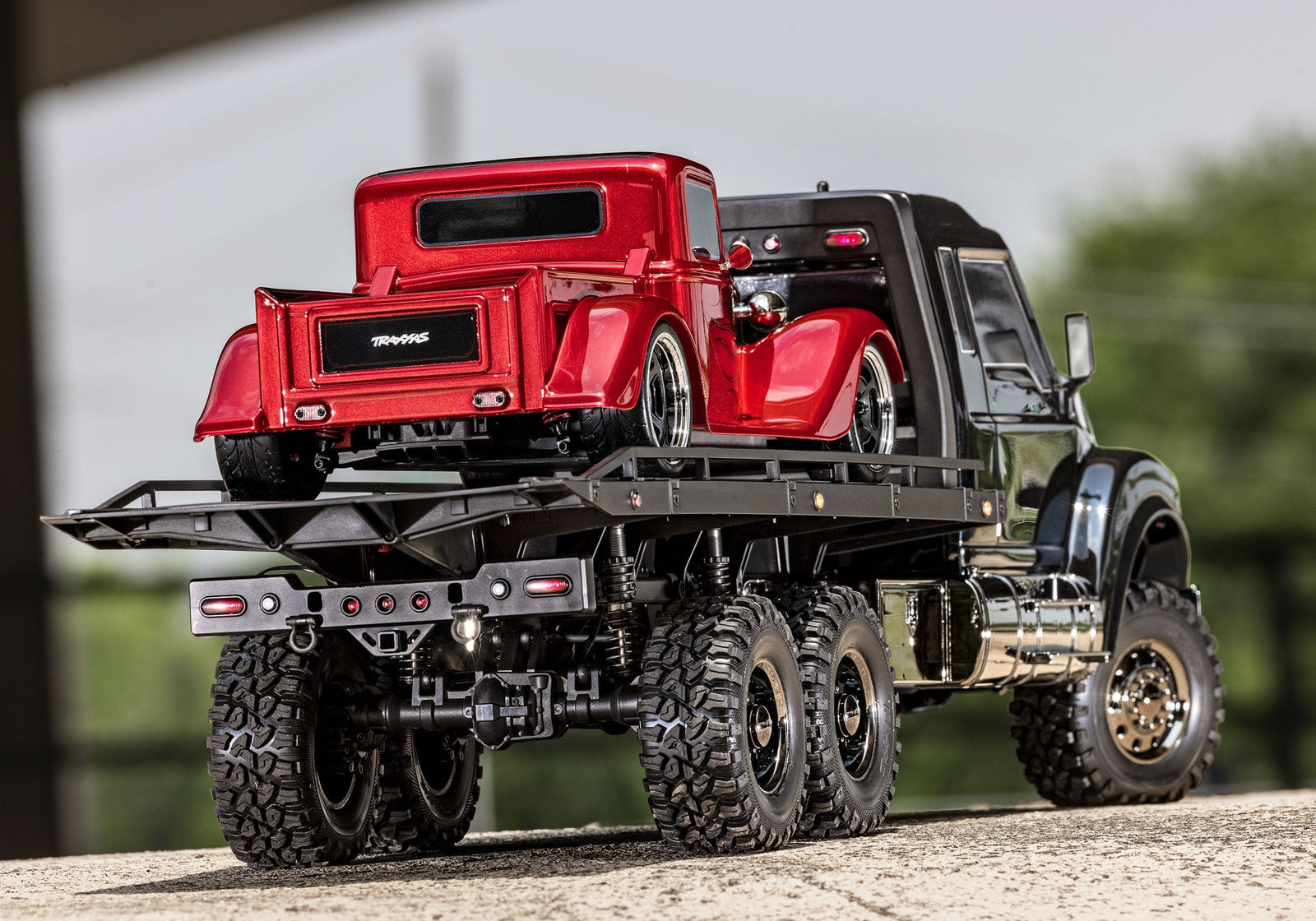 [Action] Traxxas TRX-6 Hauler - açık havada 3/4 arkadan, kırmızı hot rod yüklü