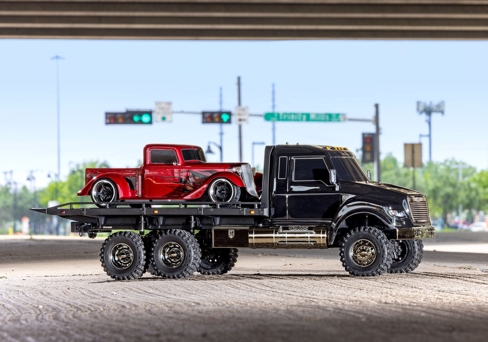 [Action] Traxxas TRX-6 Hauler - şehir sokağında yandan, kırmızı hot rod yüklü