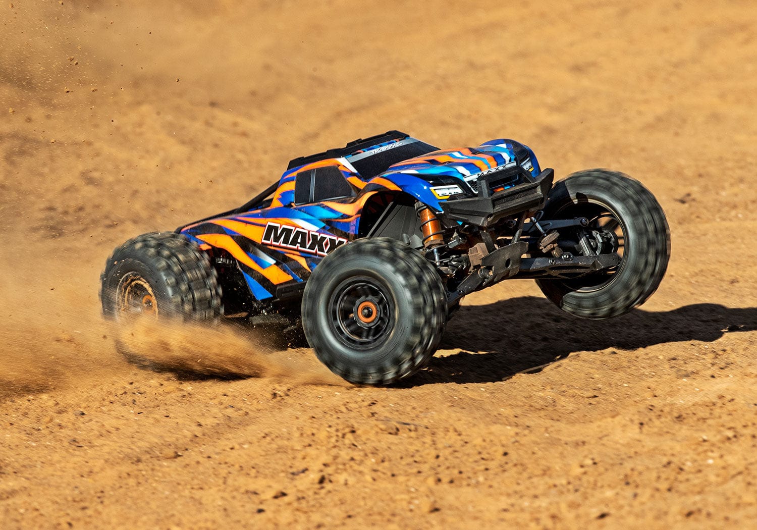 [Action] Traxxas Wide Maxx - Turuncu gövde toprakta hız çekimi