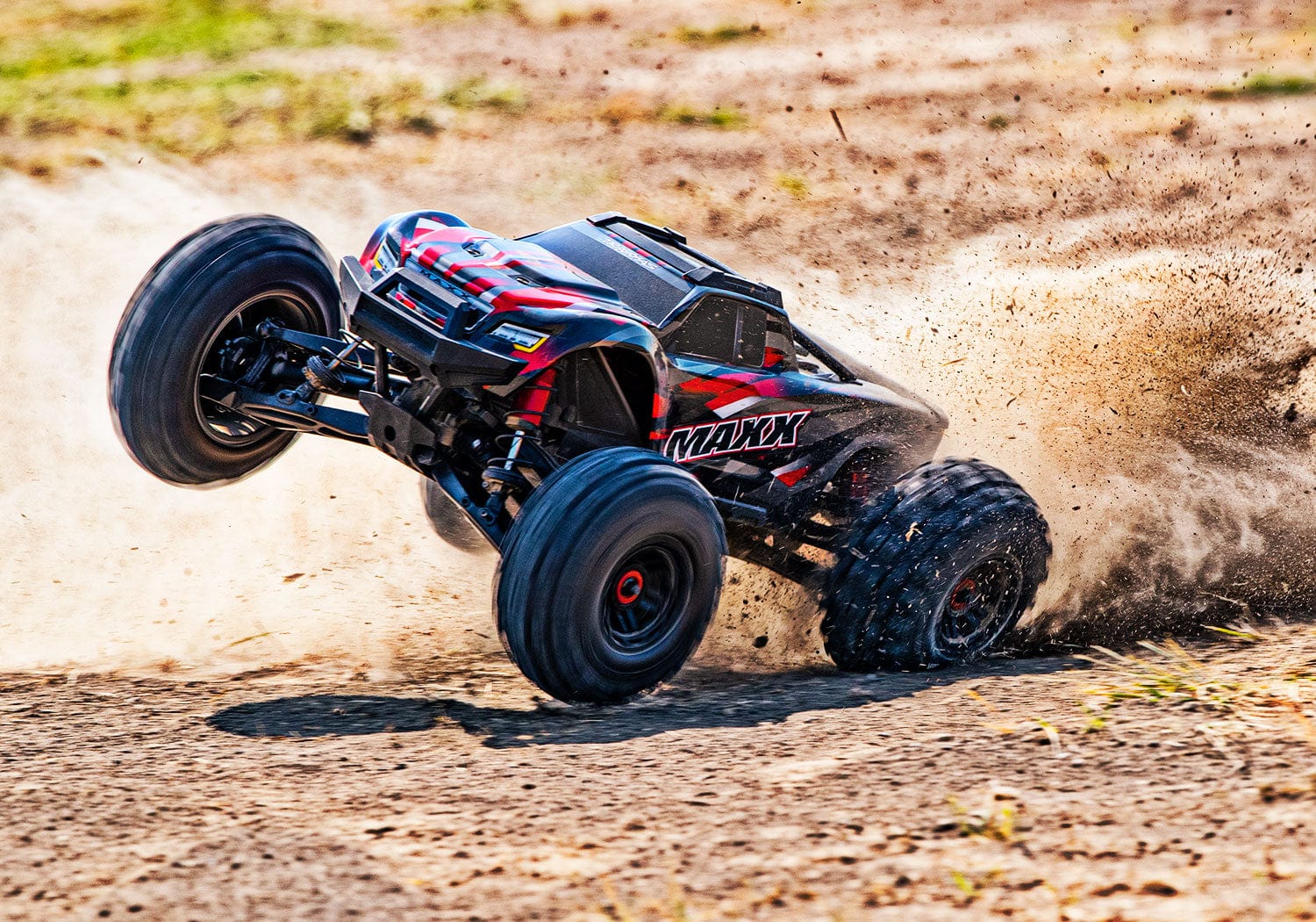 [Action] Traxxas Wide Maxx - Kırmızı gövde toprakta sıçrama