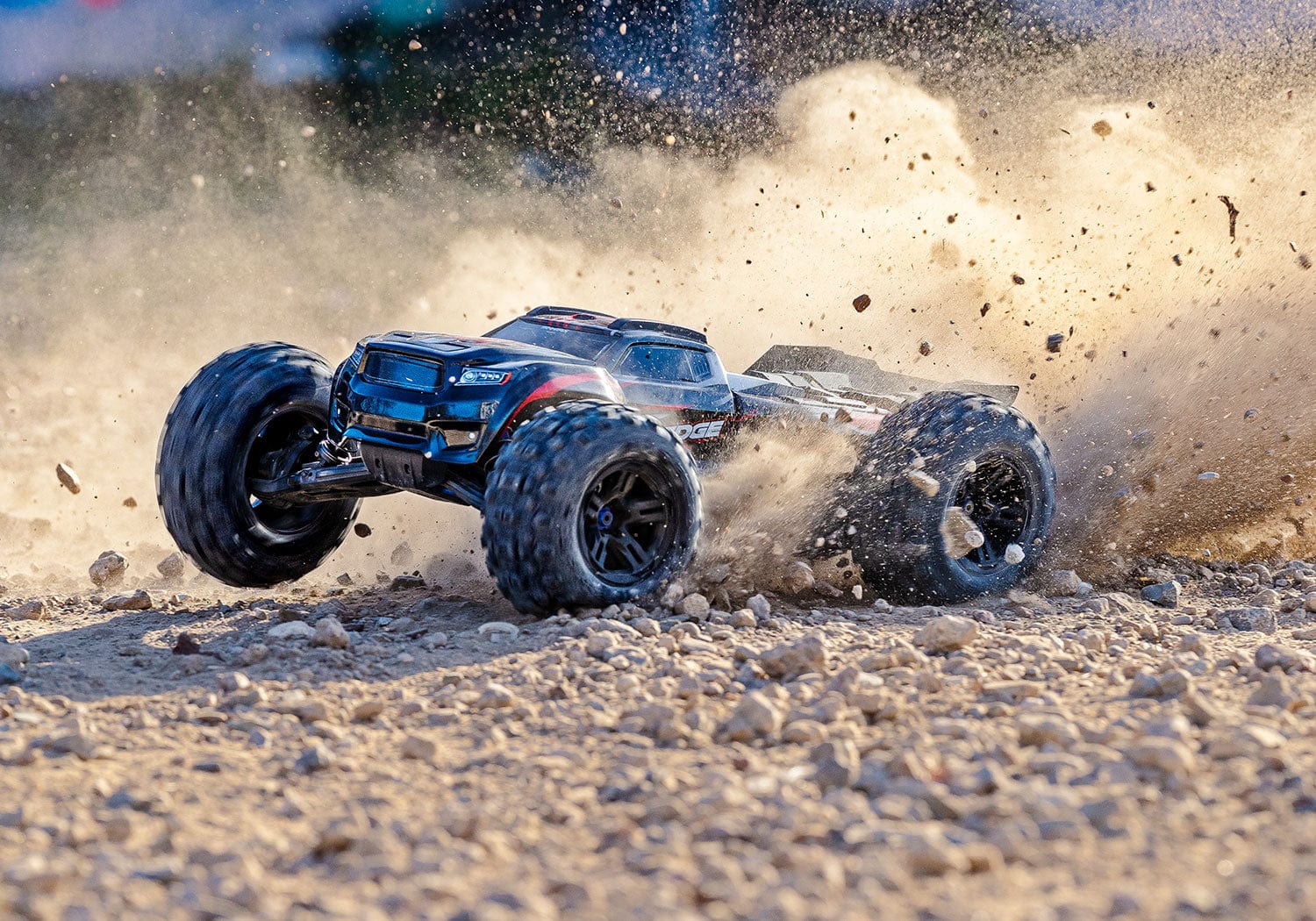 [Action] Traxxas Sledge - siyah kırmızı gövde çakıl savuran sürüş