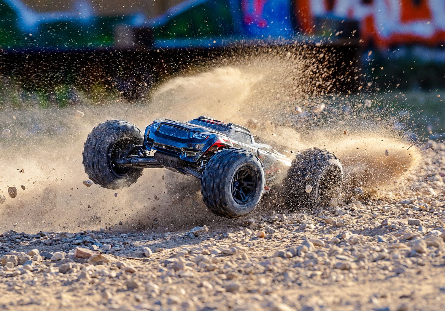 [Action] Traxxas Sledge - mavi gövde toprakta yana kayış