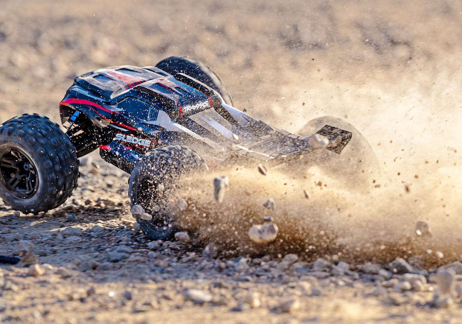 [Action] Traxxas Sledge - çakıl arazide taş kuyruğu kaldıran sürüş