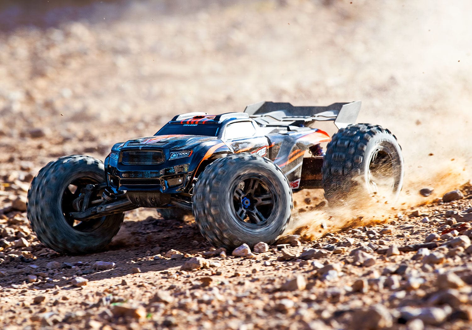 [Action] Traxxas Sledge - turuncu gövde çakılda yana kayış