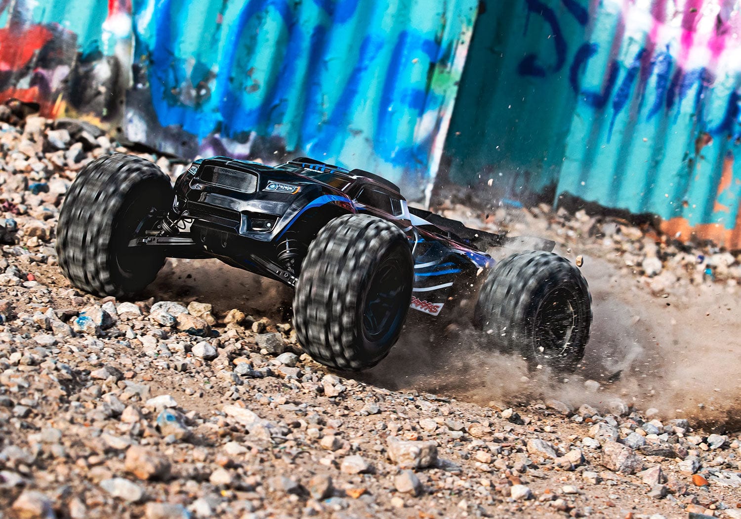 [Action] Traxxas Sledge - grafitili çakıllı arazide sürüş