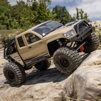 [Action] Axial SCX6 Trail Honcho - kum rengi araç kayaya tırmanırken
