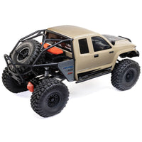 [Dış] Axial SCX6 Trail Honcho - kum rengi araç stüdyo arka yan görünüm, kaya kafesi