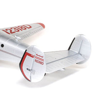 [Detay] E-flite Beechcraft D18 1.5m - Kuyruk bölümü yakın çekim, Beechcraft logosu ve tescil