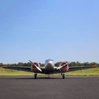 [Dış] E-flite Beechcraft D18 1.5m - Önden görünüm, pistte duruş pozisyonu