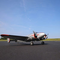 [Dış] E-flite Beechcraft D18 1.5m - Yan-ön açı görünüm, pistte