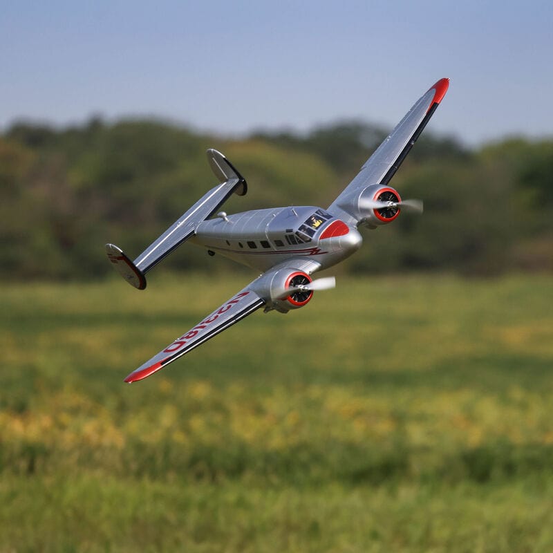 [Havada] E-flite Beechcraft D18 1.5m - Alçak uçuş, yeşil alan üzerinde