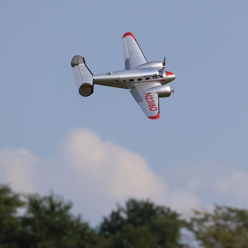 [Havada] E-flite Beechcraft D18 1.5m - Uçuşta, bulutlu gökyüzü arka planı