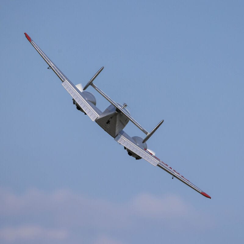 [Havada] E-flite Beechcraft D18 1.5m - Uçuşta alttan görünüm, kanat yapısı
