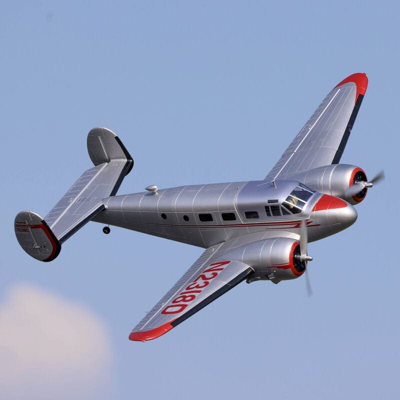 [Havada] E-flite Beechcraft D18 1.5m - Uçuşta alttan görünüm, mavi gökyüzü