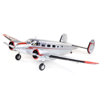 [Dış] E-flite Beechcraft D18 1.5m - Genel perspektif görünüm, gümüş gövde ve kırmızı detaylar
