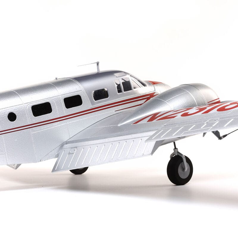[Detay] E-flite Beechcraft D18 1.5m - Burun ve kokpit yakın çekim, pencere detayları