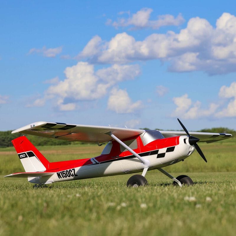 [Dış] E-flite Carbon-Z Cessna 150T 2.1m - Çim pistte yan görünüm, doğal ışıkta