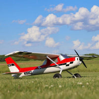 [Dış] E-flite Carbon-Z Cessna 150T 2.1m - Çim pistte yan görünüm, doğal ışıkta