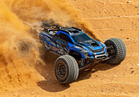 [Action] Traxxas XRT 4WD - mavi araç toprak pistte kayarak toz püskürtüyor