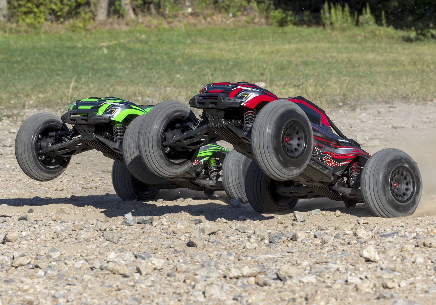 [Action] Traxxas XRT 4WD - yeşil ve kırmızı araç çakıl pistte tek teker kaldırıyor