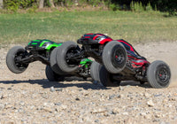 [Action] Traxxas XRT 4WD - yeşil ve kırmızı araç çakıl pistte tek teker kaldırıyor