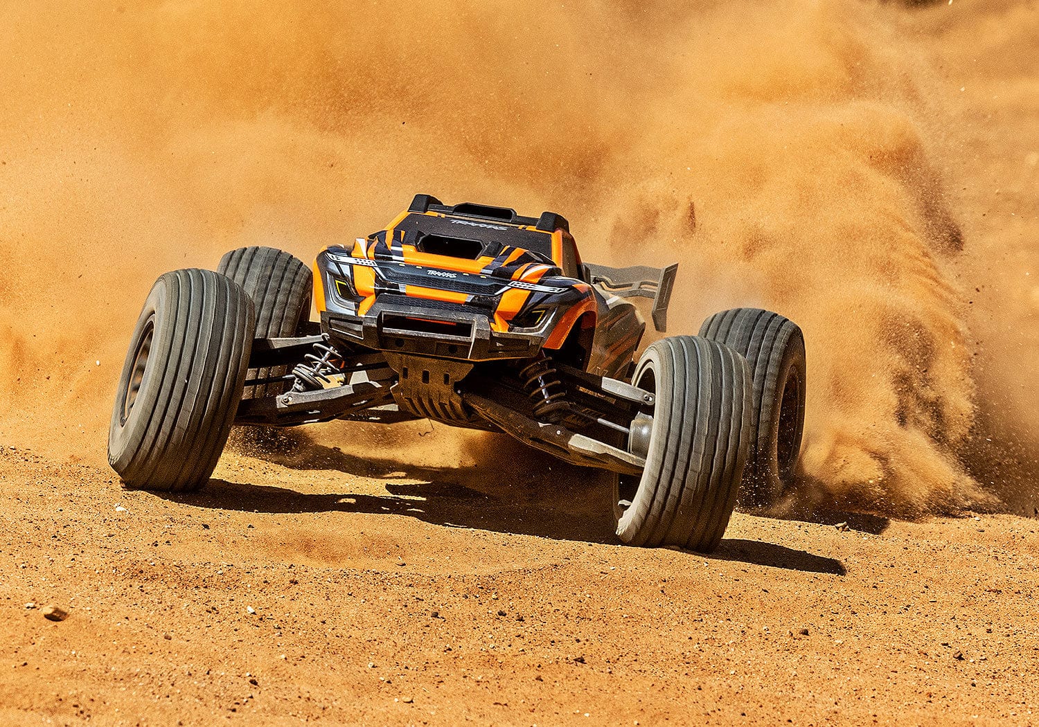 [Action] Traxxas XRT 4WD - turuncu araç toprak pistte önden toz kaldırıyor