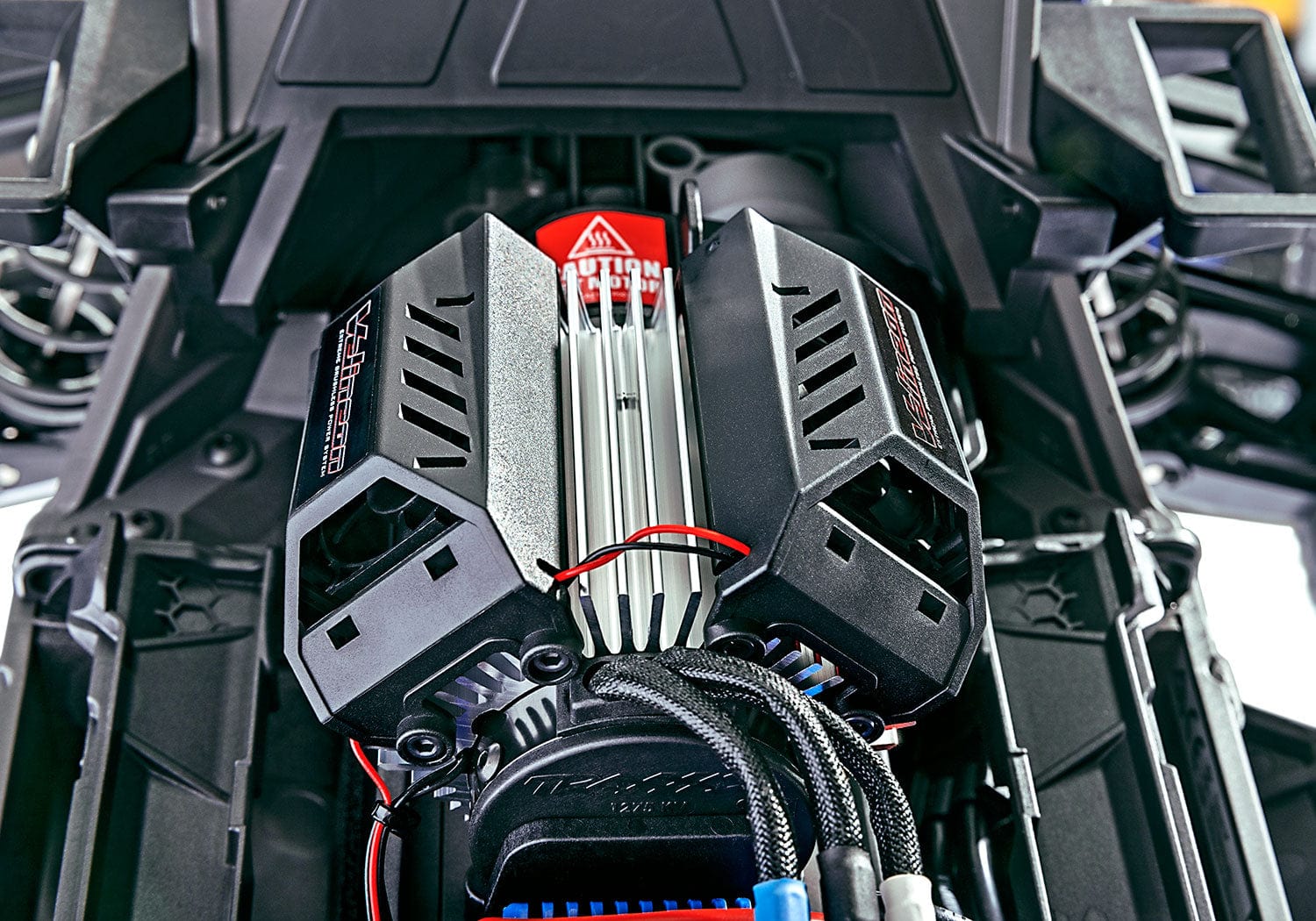[Motor] Traxxas XRT 4WD - motor soğutma başlığı ve kablo bağlantıları yakın görünüm