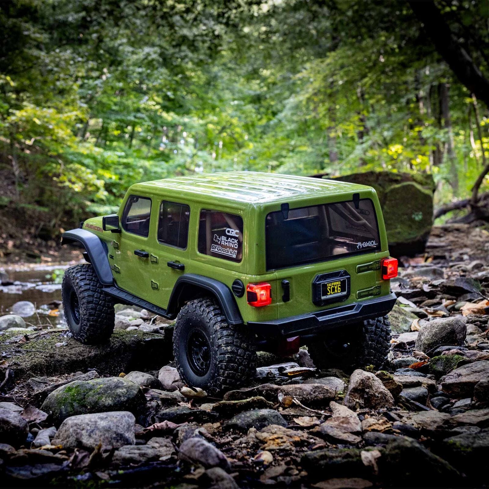 [Action] Axial SCX6 Jeep JLU Wrangler 1/6 - orman dere yatağında