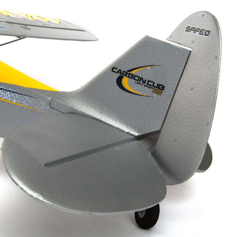 [Detay] HobbyZone Carbon Cub S 2 1.3m - Kuyruk bölümü Carbon Cub S2 logosu ve SAFE yazısı