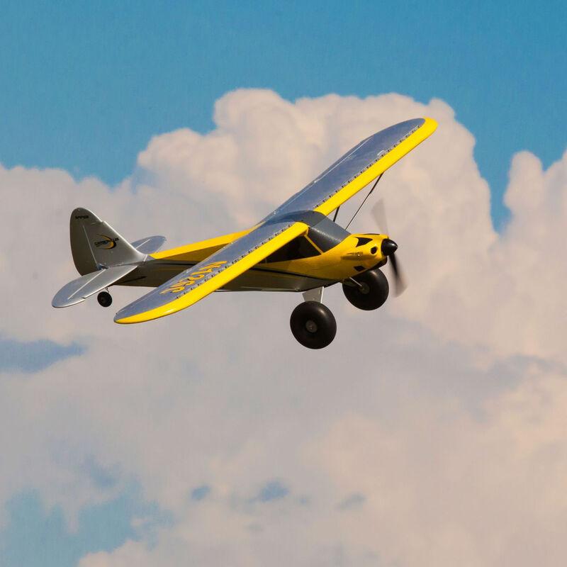 [Havada] HobbyZone Carbon Cub S 2 1.3m - Bulutlu gökyüzünde yan profil uçuş