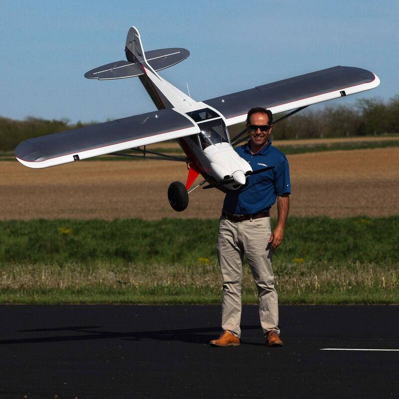 [Boyut] Hangar 9 CubCrafters XCub 60cc ARF 116" - pilot ile boyut karşılaştırması