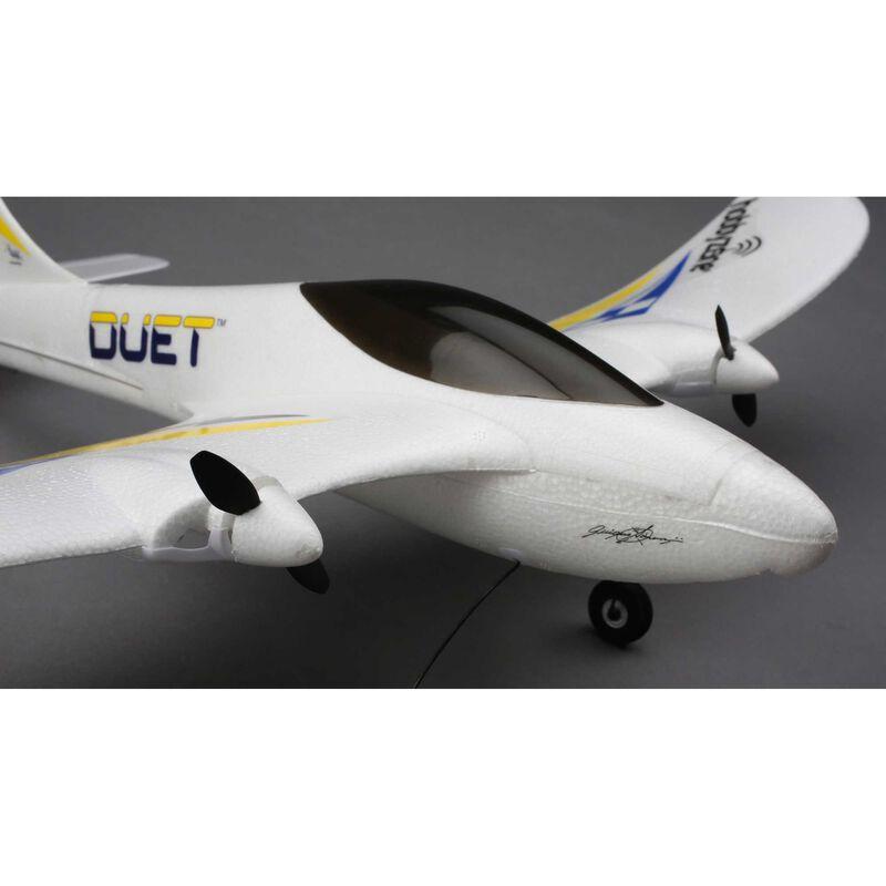 [Detay] HobbyZone Duet RTF - Gövde yakın çekim, çift motor ve iniş takımı detayı