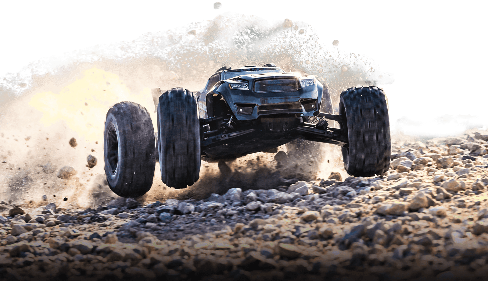 [Action] Traxxas Sledge - çakıl zeminde gece toz kaldıran sürüş