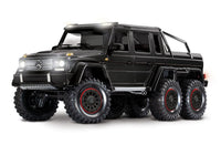[Dış] Traxxas G63 6x6 - siyah stüdyo ön çapraz görünüm, farlar açık