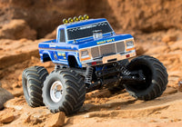 [Action] Traxxas Bigfoot No.1 - arazide kayalık zemin üzerinde önden lifestyle
