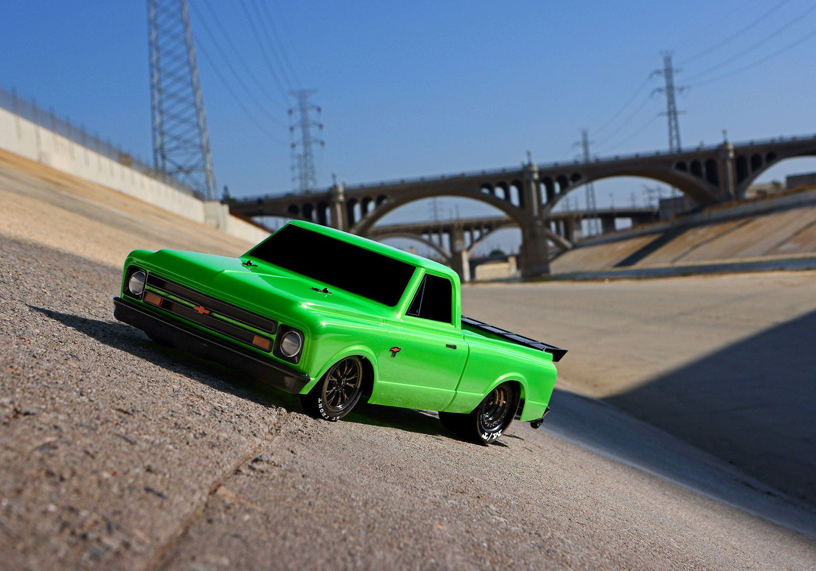 [Action] Traxxas Drag Slash - yeşil araç, açık hava köprü arkaplanında