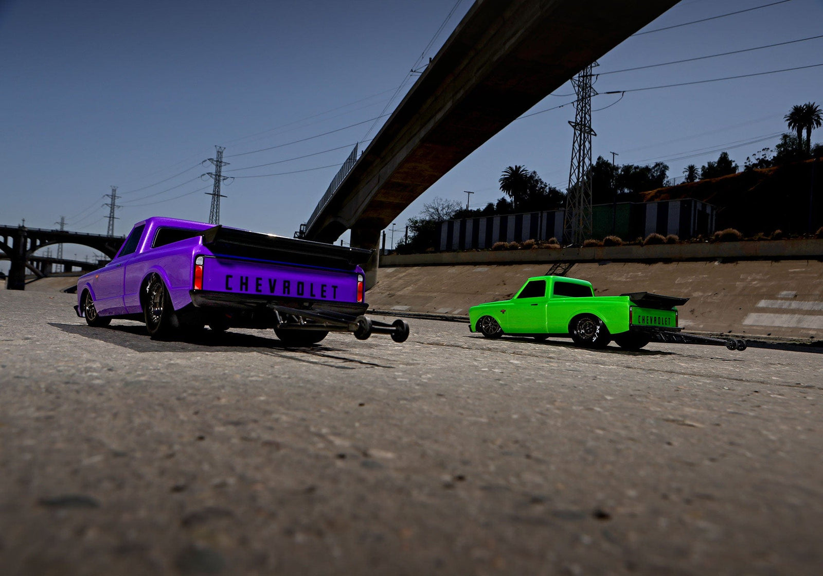 [Action] Traxxas Drag Slash - mor ve yeşil araçlar, drag pisti kalkışı