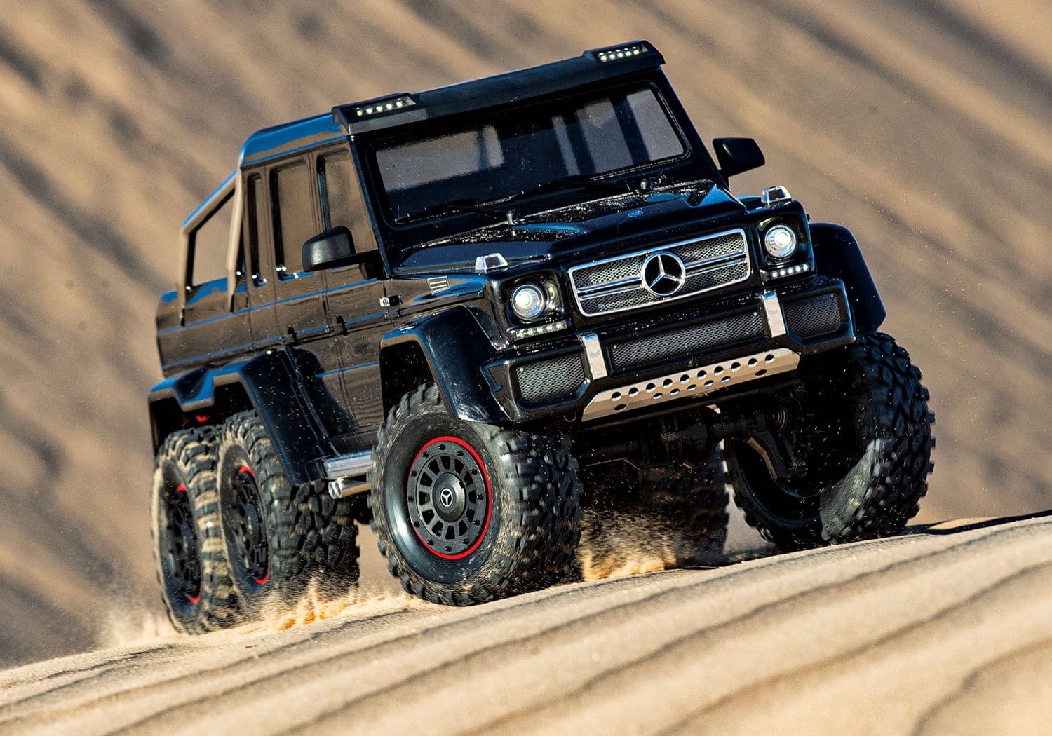 [Action] Traxxas G63 6x6 - kum tepesinde tırmanırken ön sağ görünüm