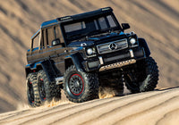 [Action] Traxxas G63 6x6 - kum tepesinde tırmanırken ön sağ görünüm