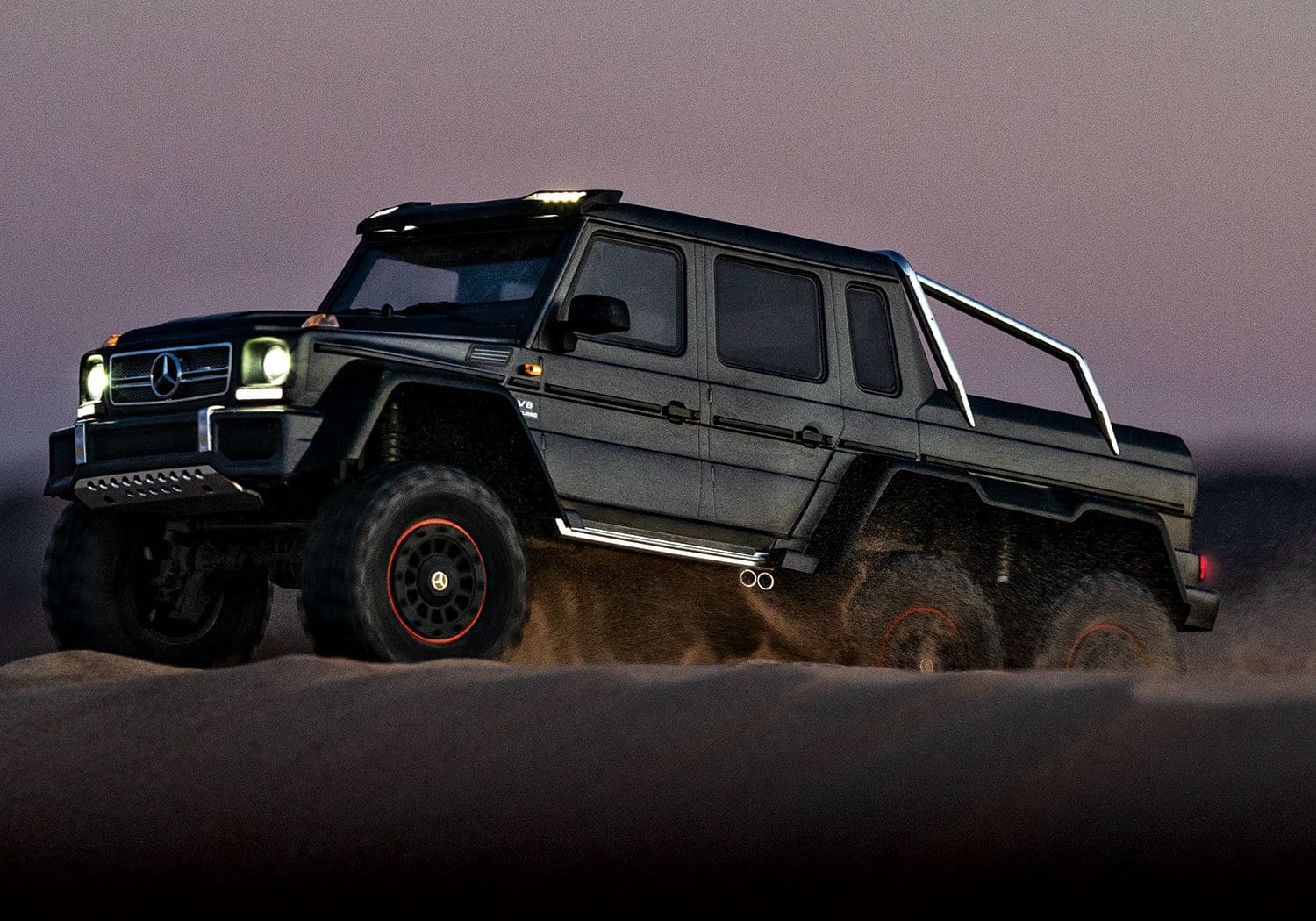 [Action] Traxxas G63 6x6 - alacakaranlıkta kumda sürüş, farlar yanık