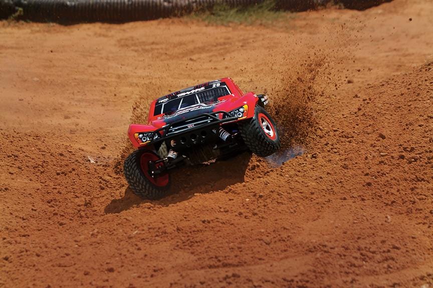 [Action] Traxxas Nitro Slash - toprak savurarak viraj alan aksiyon görüntüsü