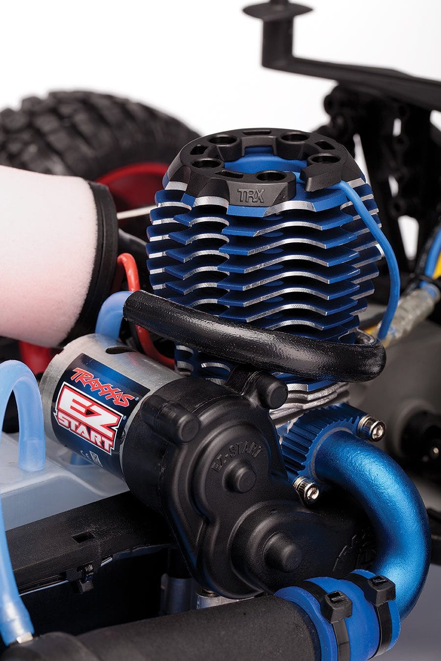[Motor] Traxxas Nitro Slash - mavi soğutucu kanatlı nitro motor ve EZ-Start yakın çekim