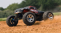 [Action] Traxxas Revo 3.3 - toprak pistte toz kaldırarak ilerleyen kırmızı monster truck