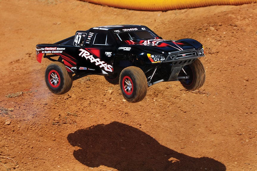 [Action] Traxxas Slayer Pro - siyah kırmızı 47 numara kaplama toprak pistte havada gölgeli