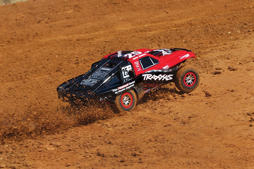 [Action] Traxxas Slayer Pro - kırmızı siyah 25 numara kaplama toprak pistte virajdan çıkarken
