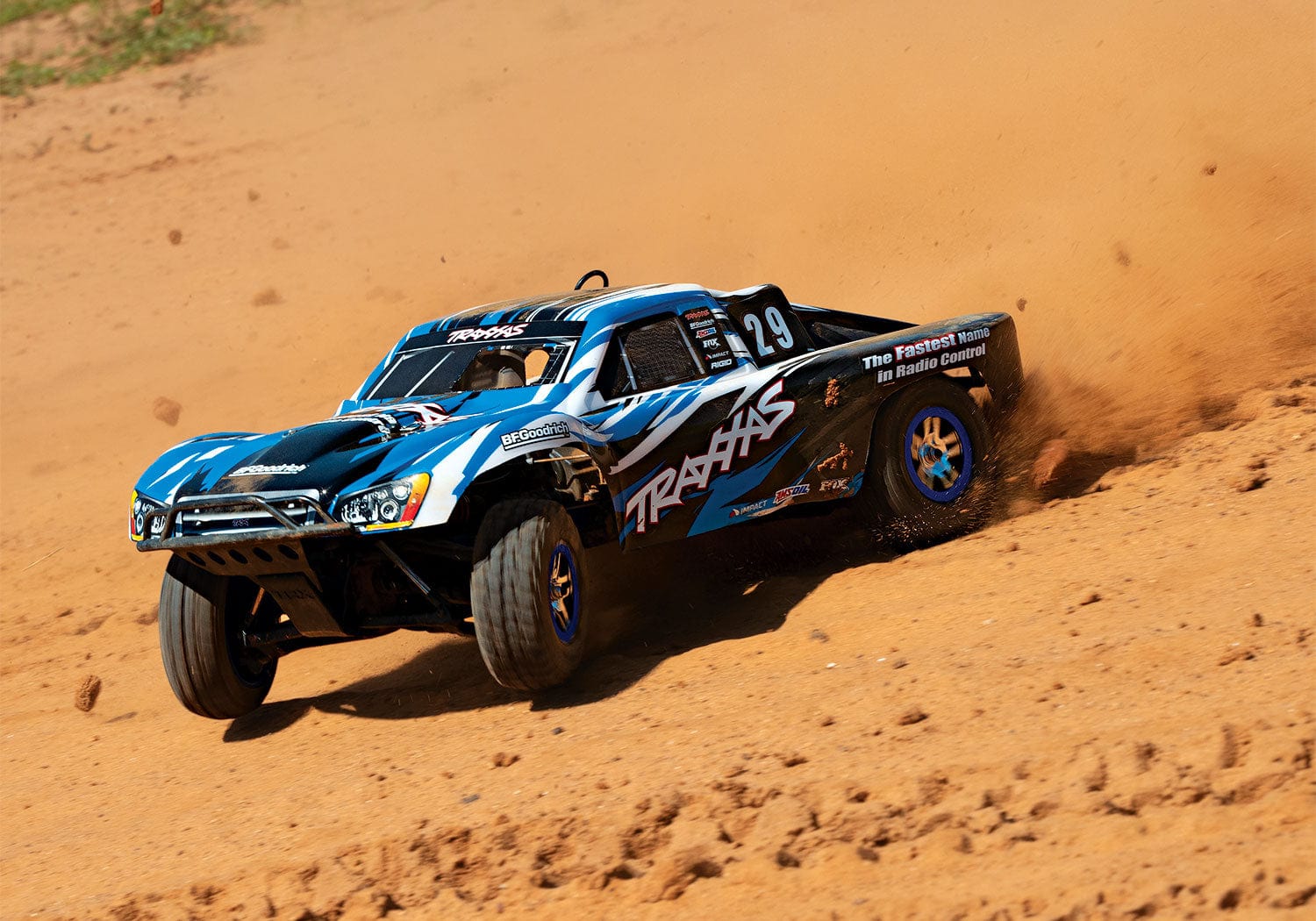 [Action] Traxxas Slayer Pro - mavi 29 numara kaplama toprak pistte toz spreyiyle viraj