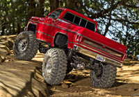 [Action] Traxxas K10 Cheyenne - kırmızı araç kaya tırmanışı, arka çapraz görünüm